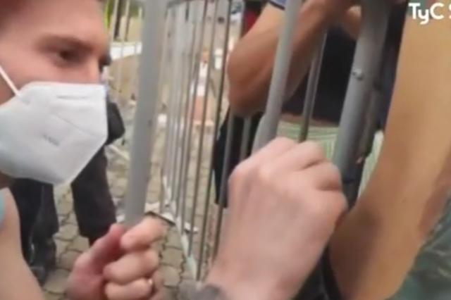 1624263944775096327.png https___wp-images.onefootball.com_wp-content_uploads_sites_13_2021_06_Messi-autografando-tatuagem.png